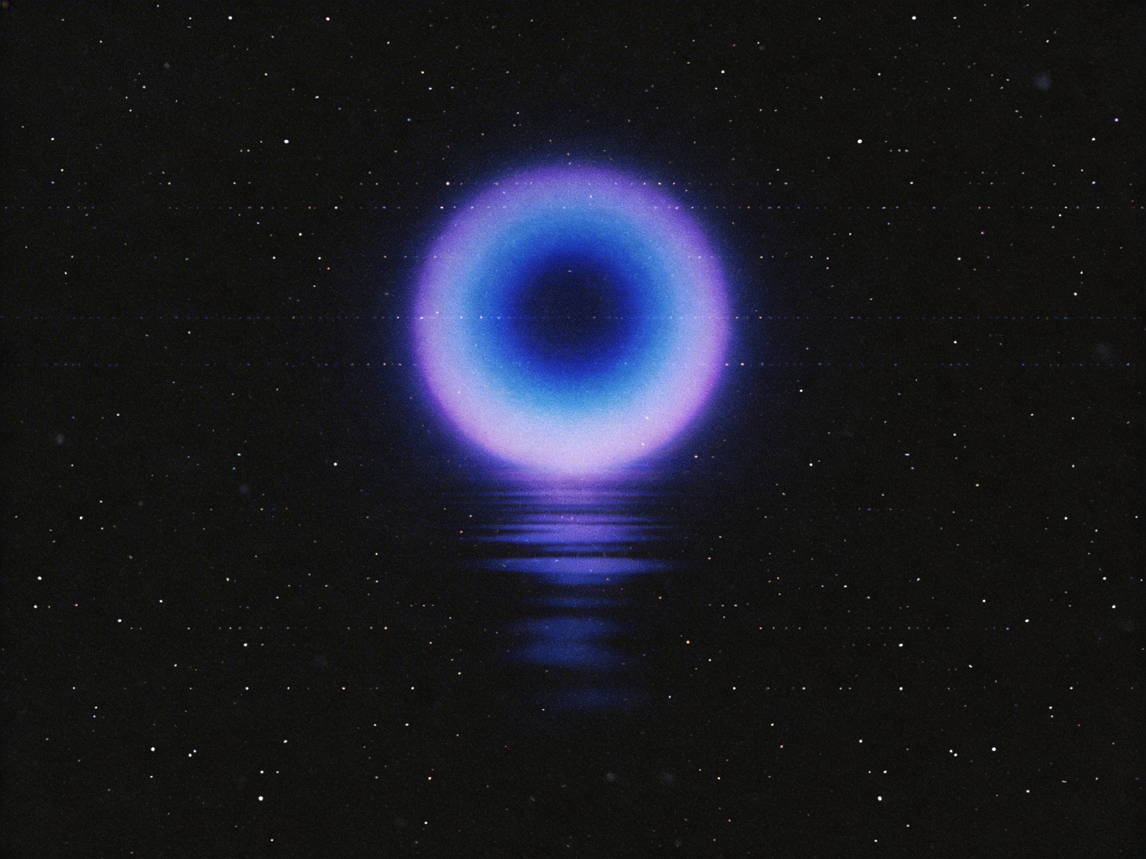 图中展现了一个充满科幻感与神秘气息的宇宙深空场景。画面中心是一个巨大的、发光的圆环形天体，其核心呈现为深邃的黑色，仿佛一个黑洞，而外环则由明亮的蓝色向边缘的淡紫色过渡，散发出柔和的霓虹光晕。圆环下方有一片平静的水面或镜面，清晰地倒映着圆环的蓝紫色光芒，倒影随波纹略显破碎，增加了画面的纵深感。背景是漆黑的夜空，点缀着无数细小如尘埃的白色星点。整张图片覆盖着一层明显的复古颗粒感和类似老式电视机的横向扫描线纹理。在 AI 生成的缺陷方面，画面中的星点分布过于均匀且细碎，缺乏真实星系的层次感；圆环的倒影在水面上的透视关系略显生硬，与上方实体的衔接处显得有些不自然，且画面边缘的噪点处理在放大后呈现出不规则的色块。