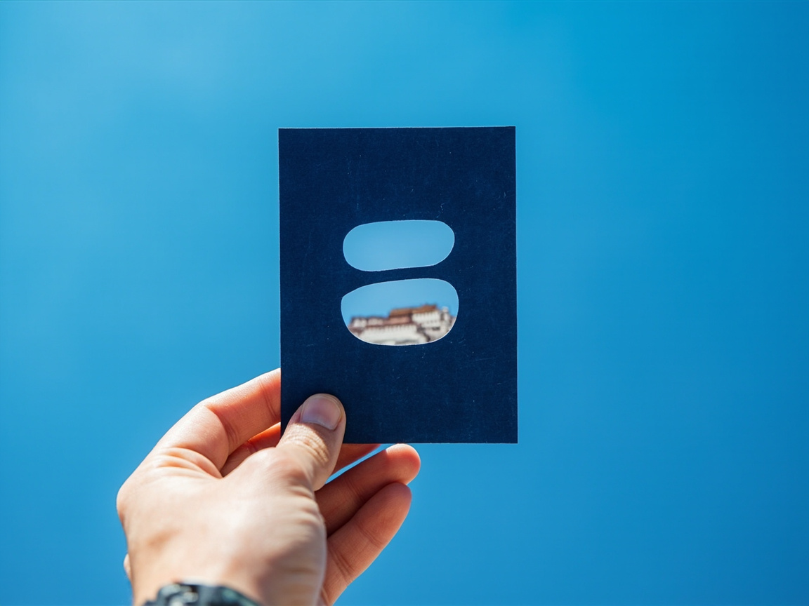 图中展示了一只左手举着一张深蓝色长方形卡片的场景，背景是纯净明亮的蔚蓝色天空。卡片中心被镂空成一个类似数字“8”或无穷大符号的形状。通过下方的镂空圆孔，可以看到远处模糊的布达拉宫建筑。构图简洁，色彩对比强烈，阳光从左上方照射，在手部留下了清晰的阴影。

画面中存在明显的 AI 生成缺陷：首先，手部结构极其异常，大拇指与食指的连接处逻辑混乱，且在卡片下方多出了几根重叠且扭曲的手指，手指的数量和生长位置不符合人体解剖学。其次，卡片左侧边缘似乎直接嵌入了虎口皮肤中，缺乏真实的物理接触感。最后，卡片中心镂空处透出的建筑细节与周围空旷的天空背景在透视和景深上显得不够自然，存在合成痕迹。