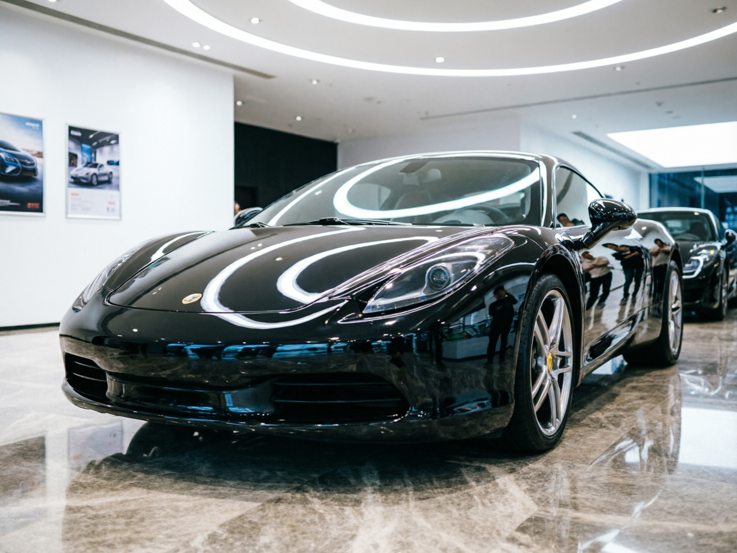 图中展示了一个现代化的汽车展示厅，中心位置停放着一辆亮黑色的豪华跑车。跑车车身线条流线动感，漆面如镜面般平滑，清晰地反射着天花板上的环形灯带。展厅内部以白色为主调，地面铺设着带有灰色纹理的大理石瓷砖，左侧墙上挂着两幅汽车海报。画面采用低角度拍摄，突显了跑车的力量感。

然而，画面中存在多处明显的 AI 生成缺陷：首先，跑车车头正中央的标志模糊不清，无法辨认品牌；其次，车身侧面反射的人物倒影极度扭曲，出现了多条断裂的腿部和模糊的人影，与环境逻辑不符；再者，右侧远处的另一辆车轮廓模糊，与背景融合得极不自然。此外，天花板的环形灯光在挡风玻璃上的反射弧度显得生硬，缺乏真实的光影过渡。