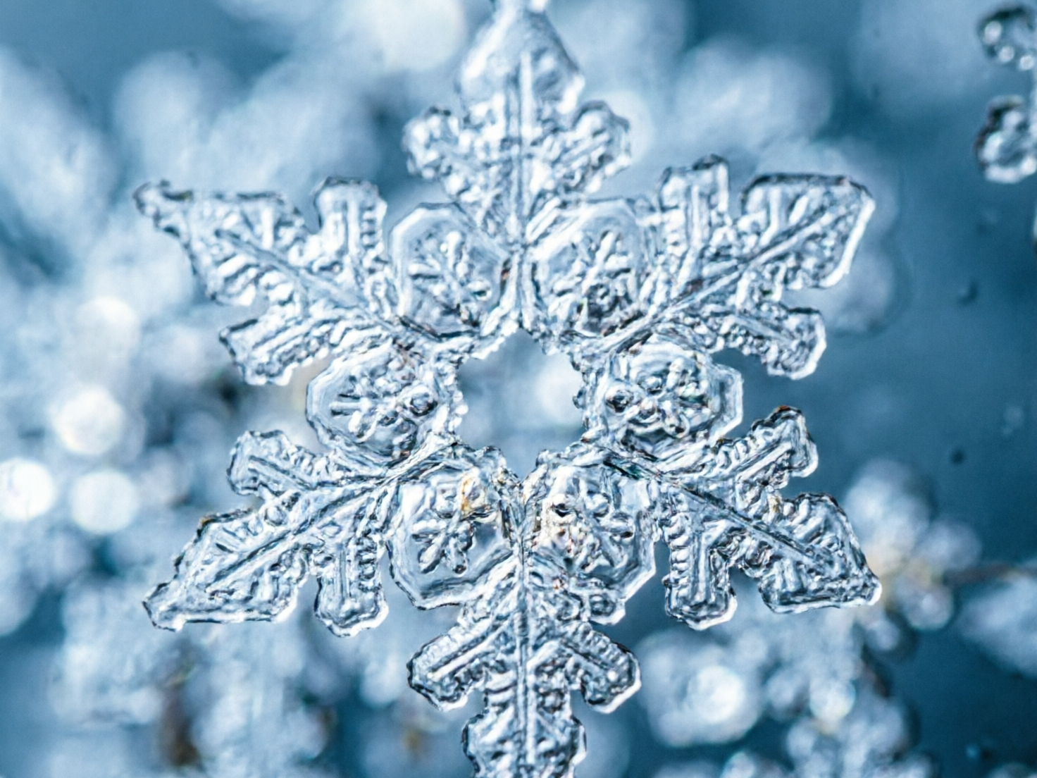 图中展现了一朵晶莹剔透的雪花微距特写，背景是柔和的浅蓝色虚化光斑。这朵雪花位于画面中心，呈现出类似冰晶的质感，透明且带有冷色调的金属光泽。雪花的结构由中心向外发散，主干上分布着细小的分叉，整体呈现出一种复杂的几何美感。然而，作为一张 AI 生成的图片，画面中存在明显的逻辑缺陷：真实的雪花通常具有严格的六角对称性，而画面中的这朵雪花结构杂乱，分叉的数量和形状极不规则，左右并不对称。雪花的中心部分呈现出一个不规则的空洞，且边缘的结晶纹理显得过于厚重、圆润，更像是融化的冰块或塑料模型，缺乏自然雪花那种轻盈、锐利的片状特征。此外，背景的虚化光斑中隐约可见一些破碎的晶体残影，透视关系显得有些生硬。