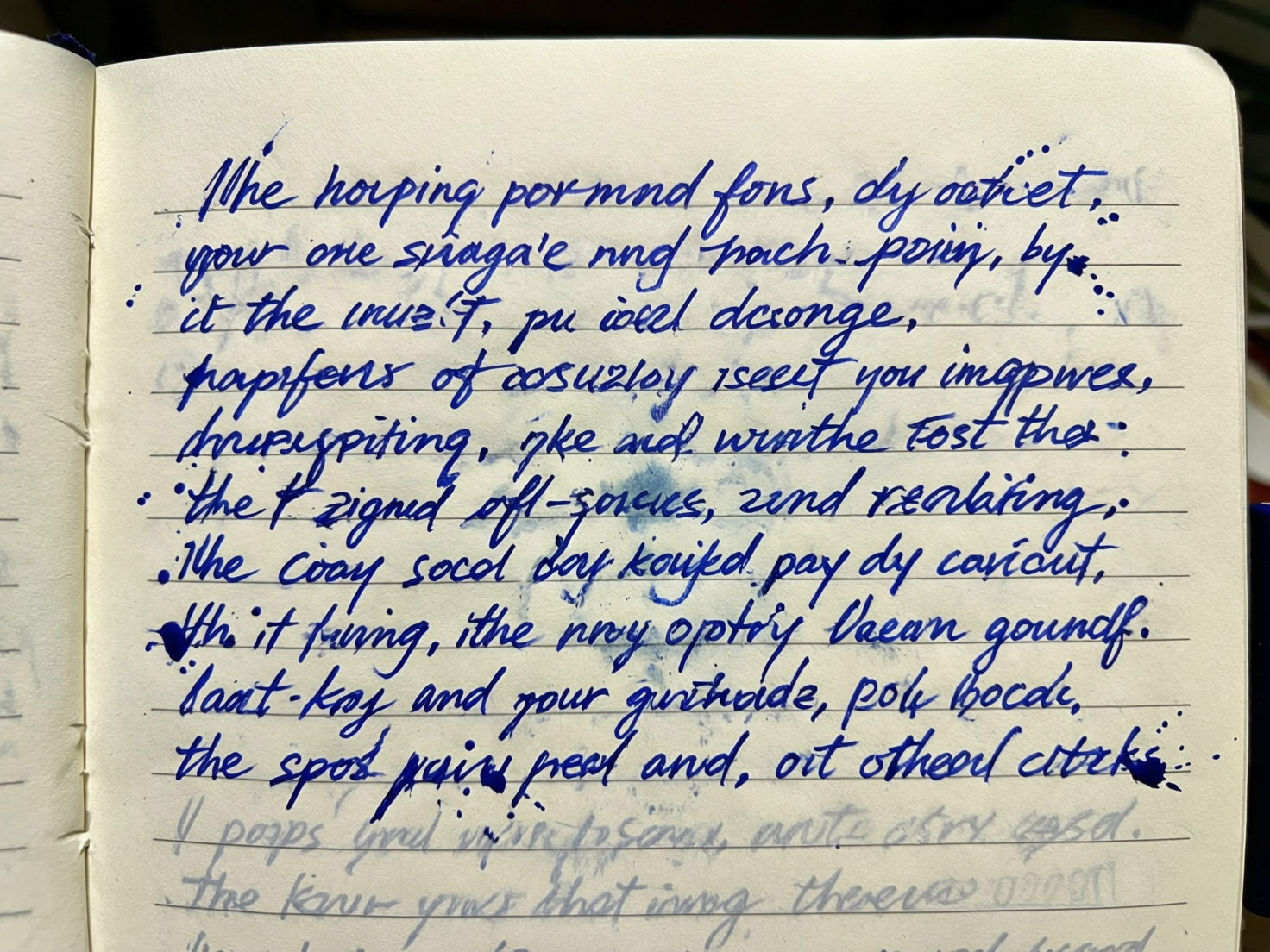 画面中展示了一本米白色横栏笔记本的内页，上面布满了用深蓝色墨水书写的英文手写体文字。文字整体呈现出一种连笔、潦草的风格，纸面上还散落着一些不规则的蓝色墨水渍和喷溅痕迹，仿佛是钢笔漏墨所致。构图上，镜头近距离俯拍纸张，光线柔和均匀，纸张左侧可以看到明显的装订压痕。

然而，这张图片具有典型的 AI 生成缺陷。首先是文字内容完全不可读，虽然看起来像英文单词，但仔细观察会发现它们是由扭曲、无意义的字母组合而成的“伪文字”，无法拼成任何真实的词汇。其次，墨水渍的分布极不自然，部分墨迹在纸面上呈现出半透明的晕染感，且与文字的笔画逻辑不符。最底部的两行文字呈现出淡淡的灰色，像是透背的墨迹，但其形状与上方的文字完全无法对应，透视和重叠关系存在明显的逻辑错误。