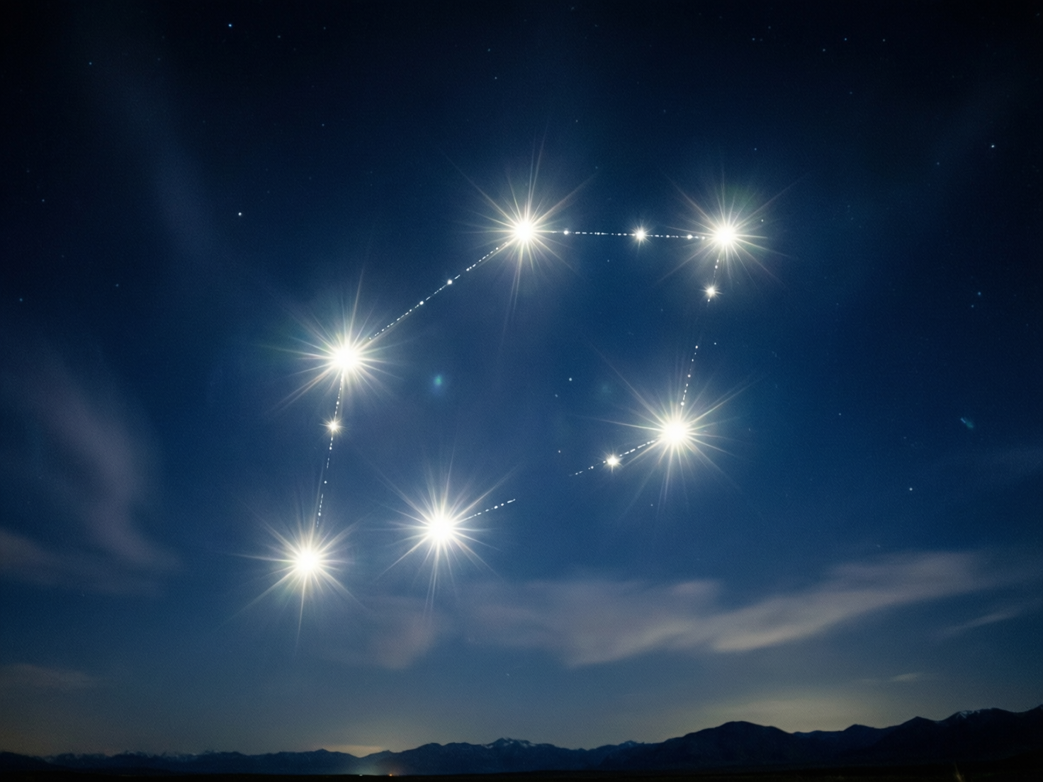 图中展示了一幅深蓝色的夜空景象，画面中心是由数颗异常明亮的恒星组成的星座图案。这些恒星呈现出强烈的放射状星芒，彼此之间由细微的虚线连接，勾勒出一个类似不规则六边形的轮廓。背景是深邃的夜空，点缀着稀疏的小星星和几缕淡淡的白云。画面底部是连绵起伏的黑色山脉剪影，地平线处透出微弱的暖光。

作为一张 AI 生成的图片，画面存在明显的逻辑缺陷：首先，星座的连线在现实星空中是不存在的，且这里的连线呈现为断断续续的像素点，显得非常生硬；其次，恒星的星芒过于整齐且巨大，掩盖了真实的星体形态；最明显的错误在于星座的结构，它并不对应现实中任何已知的真实星座（如北斗七星或猎户座），而是随机组合的几何形状。此外，部分连线在交汇处显得模糊且不自然，透视感较为扁平。
