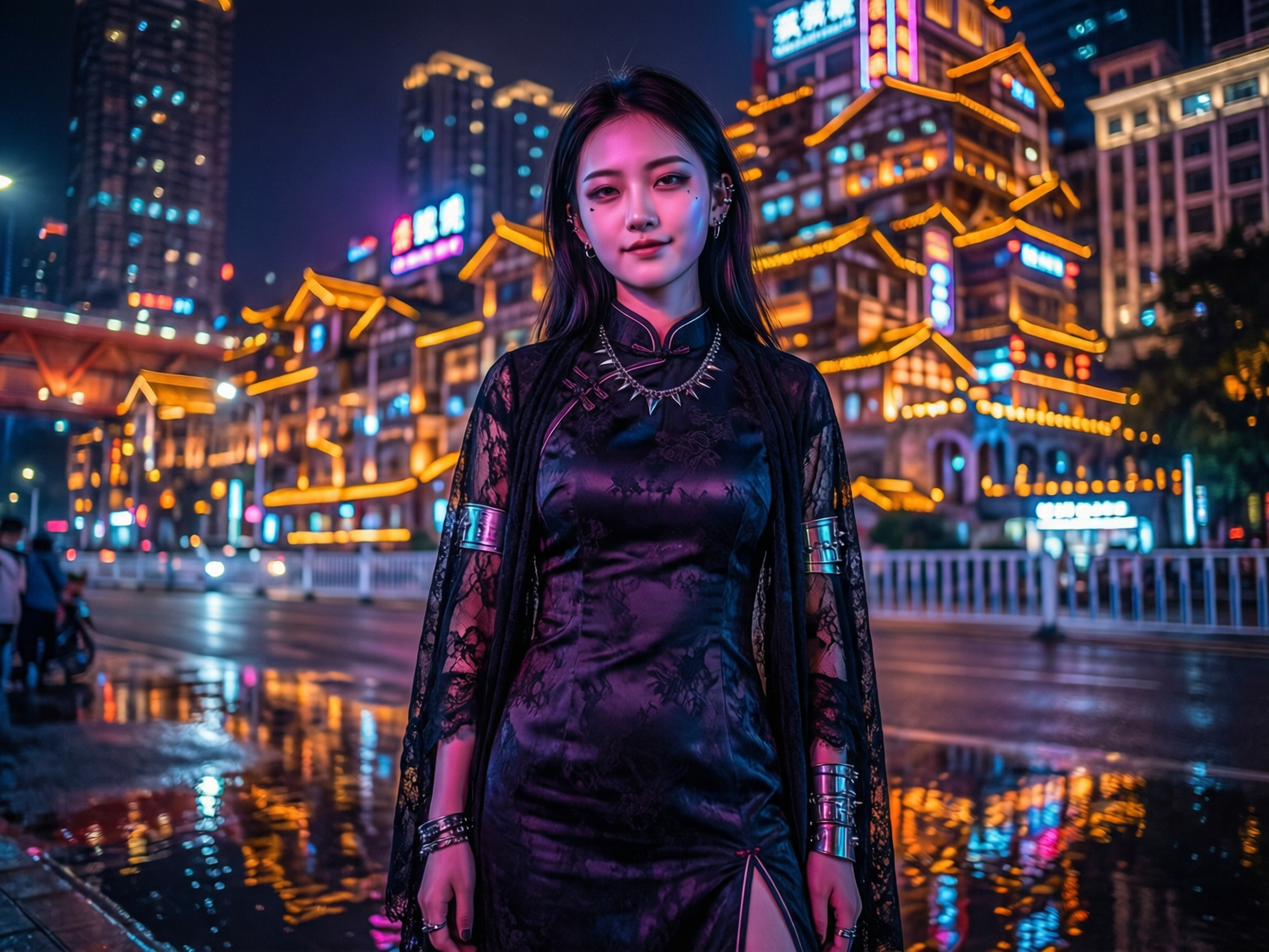 图中展示了一位年轻女性站在繁华的城市夜景中。她留着黑色长直发，面带微笑，身穿一件深色改良旗袍，外搭黑色蕾丝披肩，并佩戴着带有尖刺的金属项链和多个银色手镯，整体风格融合了传统与赛博朋克元素。背景是灯火辉煌的仿古建筑群，金黄色的灯光勾勒出屋檐轮廓，与远处的现代高楼和霓虹灯招牌交相辉映。地面湿漉漉的，倒映着五彩斑斓的灯光，营造出雨后夜晚的氛围。

画面中存在明显的 AI 生成缺陷：首先，人物的双手处理异常，手指线条模糊且交叠方式不自然，左手腕部的金属饰品与皮肤融合生硬；其次，背景建筑上的文字招牌均为无法辨认的乱码字符；此外，背景中左侧路人的身体比例失调，且建筑的光影逻辑在细节处略显混乱，部分灯光倒影与实体位置不完全对应。